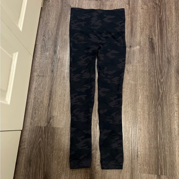 Spanx Look At Me Now Leggings Black Camo size M - Picture 7 of 10